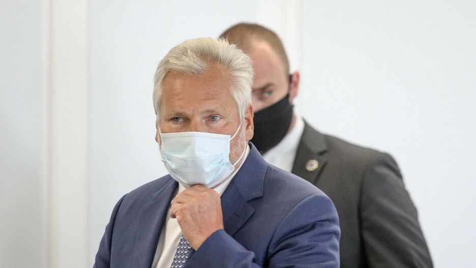 Kwaśniewski pytany o sondaż. Mówi o "sukcesie" Hołowni