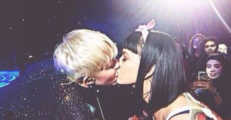 Cyrus CAŁUJE Katy Perry! (FOTO i WIDEO)