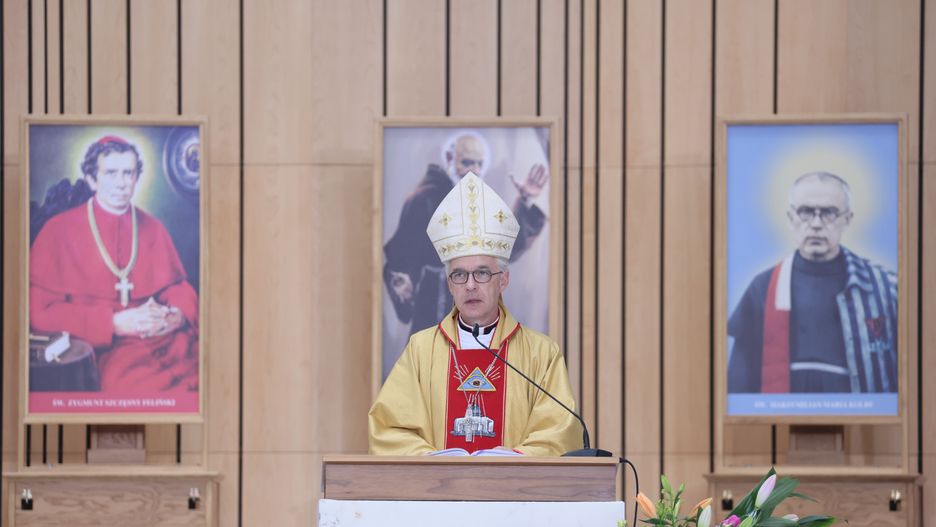 Warszawa, 06.06.2021. Biskup pomocniczy tarnowski Wiesław Lechowicz podczas mszy świętej w Świątyni Opatrzności Bożej w Warszawie, 6 bm. W Kościele w Polsce obchodzone jest dziś XIV Święto Dziękczynienia pod hasłem "Zawierzamy Opatrzności nasz trudny czas pandemii i dziękujemy za przyszłych błogosławionych". (jm) PAP/Leszek Szymański
