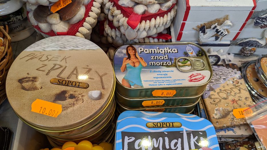 Znad morza można przywieźć piasek. Kosztuje 10 zł. W zestawie z prezerwatywą 2 zł mniej