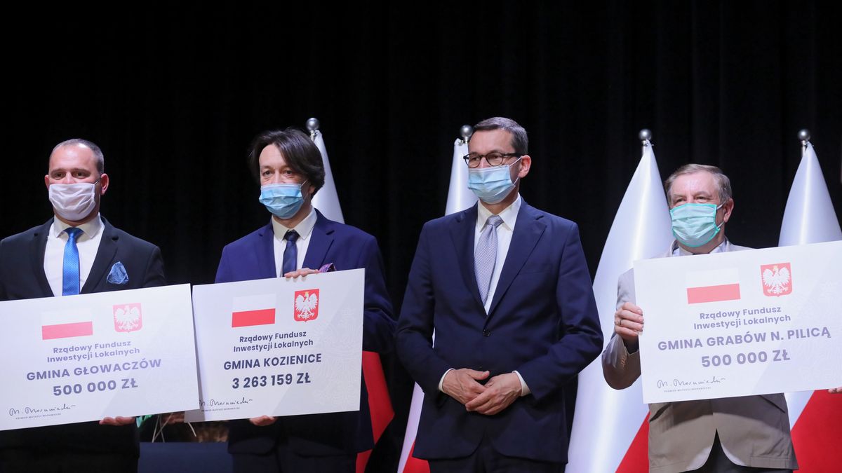 Wręczanie czeków stało się elementem spotkań najważniejszych polityków z samorządowcami podczas kampanii wyborczej.