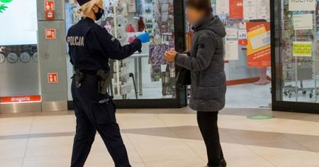 "Każdego dnia się nakręcają". Psycholog o antyszczepionkowcach