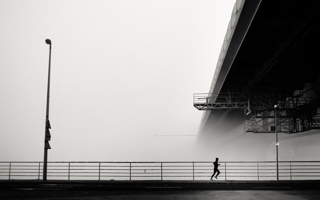 Pasjonat z wyczuciem do ulicznych kadrów. Balázs Törő tworzy zdjęcia idealnie oddające klimat zaspanego miasta o poranku.