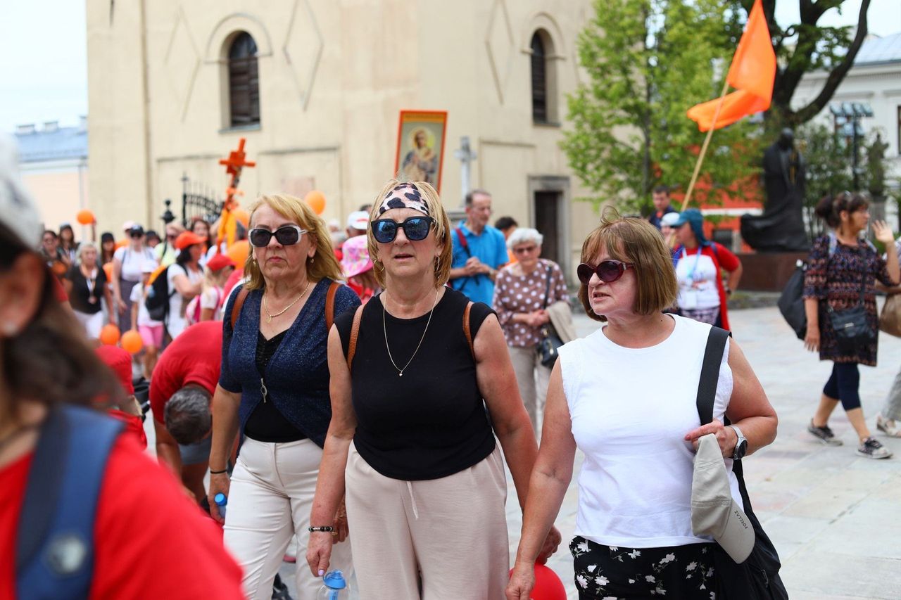Kielce: Pielgrzymi uczestniczyli we mszy świętej w katedrze. Na Jasną Górę idzie ponad tysiąc osób