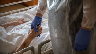 Dusił pacjenta. Szpital prowadzi postępowania ws. pielęgniarza