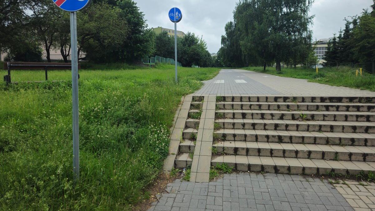 Ścieżka rowerowa ze schodami na Alei Młodości w Lublinie