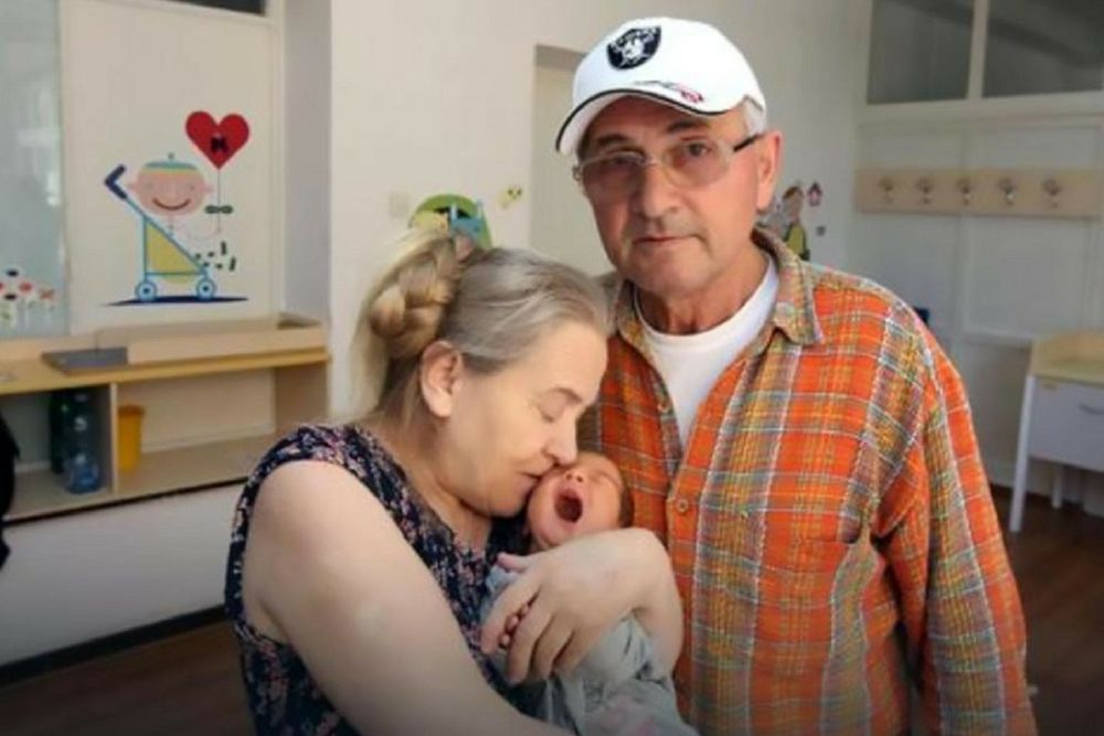 Atifa z córką i mężem