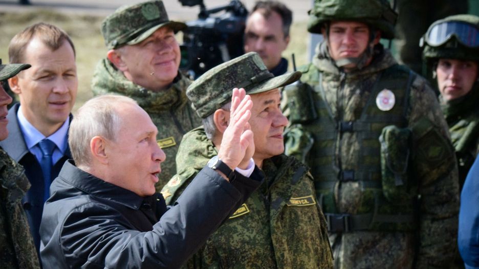 W?adimir Putin na manewrach Wostok 2018Russian Presidnt Vladimir Putin, accompanied by Defence Minister Sergei Shoigu, waves to the guests of the parade at the end of the day of the Vostok-2018 (East-2018) military drills at Tsugol training ground not far from the borders with China and Mongolia in Siberia, on September 13, 2018. (Photo by MLADEN ANTONOV / AFP)MLADEN ANTONOV