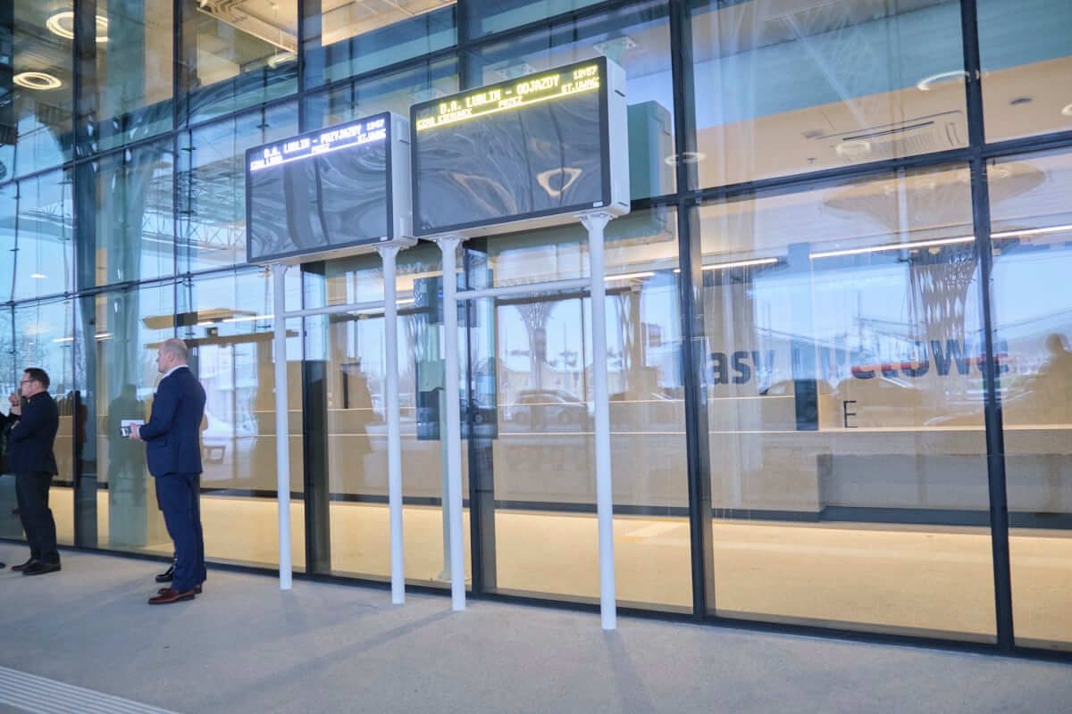 Tablice informacyjne z rozkładem przyjazdów i odjazdu autobusów