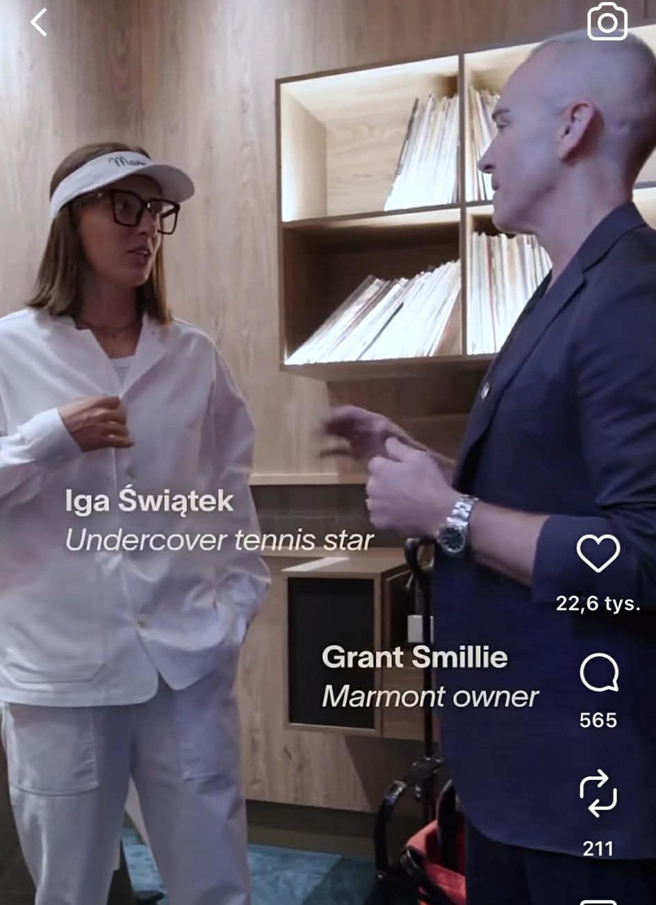 Iga Świątek kelneruje w restauracji