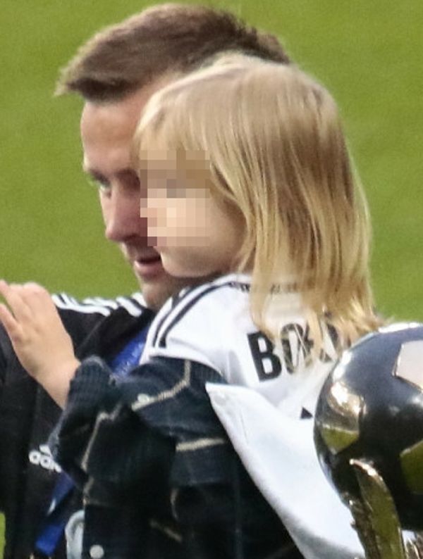 Artur Boruc świętuje wygrany mecz z synkiem