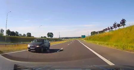 Pod prąd na S7. Potężny mandat i badania lekarskie dla 79-latka