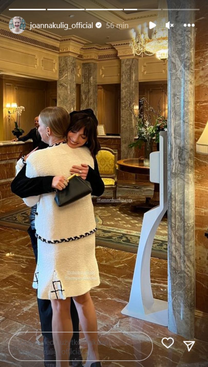 Berlinale 2023. Joanna Kulig pozuje na ściance z Anne Hathaway