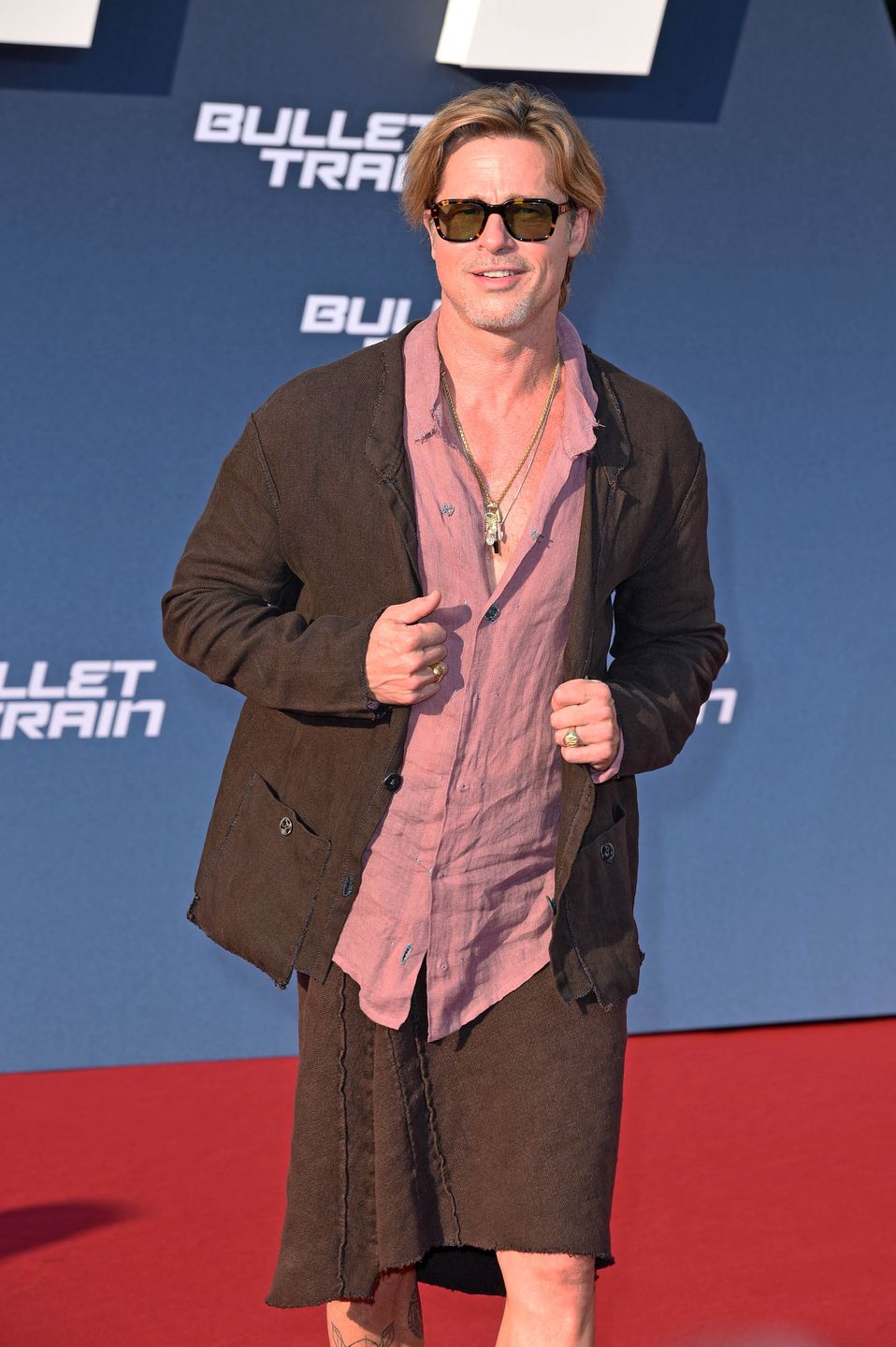 Brad Pitt eksponuje wytatuowane łydki w lnianej spódnicy