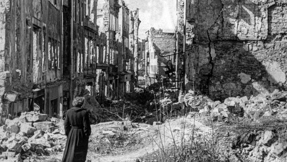 Przedzieranie się przez zbombardowane miasto nastręczało ogromnych trudności. Ludzie nie mogli odnaleźć znajomych ulic, rumowiska zaś były ogromnie gorące 