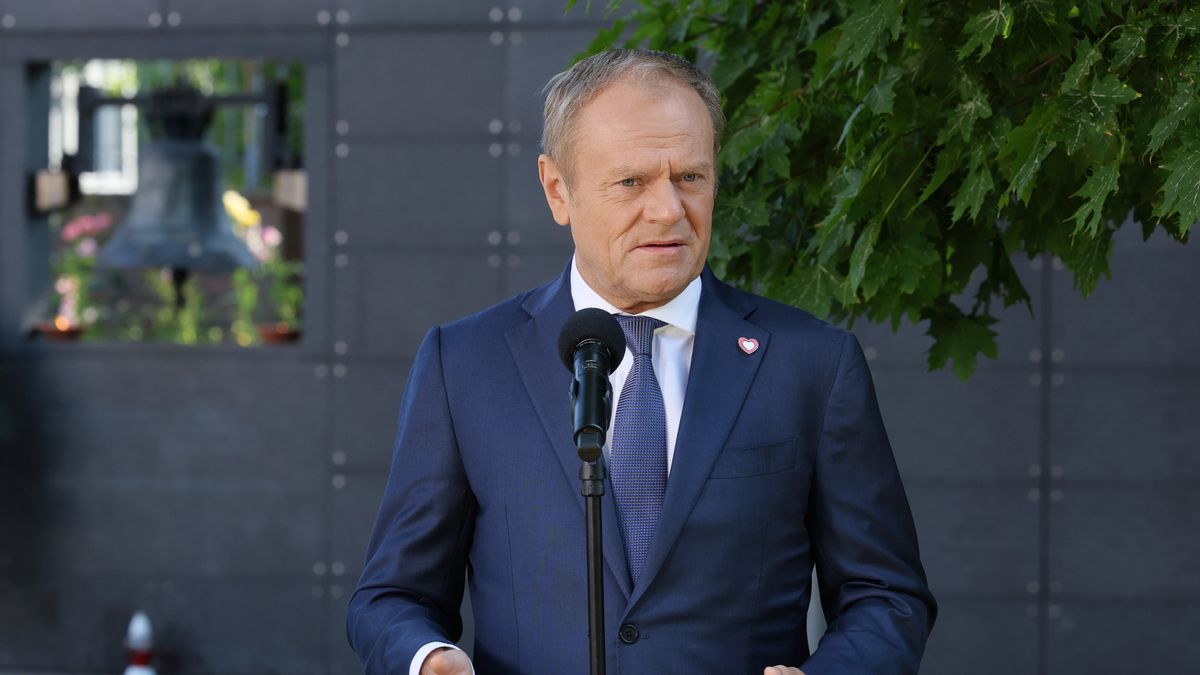 Warszawa, 01.08.2024. Obchody 80. rocznicy wybuchu powstania warszawskiego. Premier Donald Tusk podczas oświadczenia dla mediów na terenie Muzeum Powstania Warszawskiego, 1 bm. w Warszawie. W stolicy trwają obchody 80. rocznicy powstania warszawskiego - wystąpienia zbrojnego przeciwko okupującym Warszawę wojskom niemieckim, zorganizowanego przez Armię Krajową. (sko) PAP/Paweł Supernak