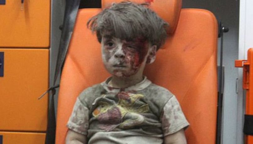 Omran - chłopiec, który ocalał po bombardowaniu w Aleppo