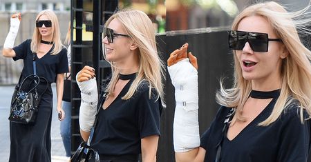 Agnieszka Woźniak-Starak pozdrawia paparazzi zabandażowaną ręką (ZDJĘCIA)