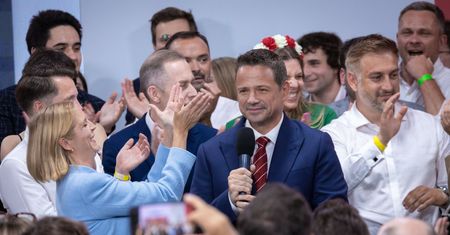 Trzaskowski upomniał ludzi w sztabie. Ekspert mowy ciała: to wiele o nim mówi