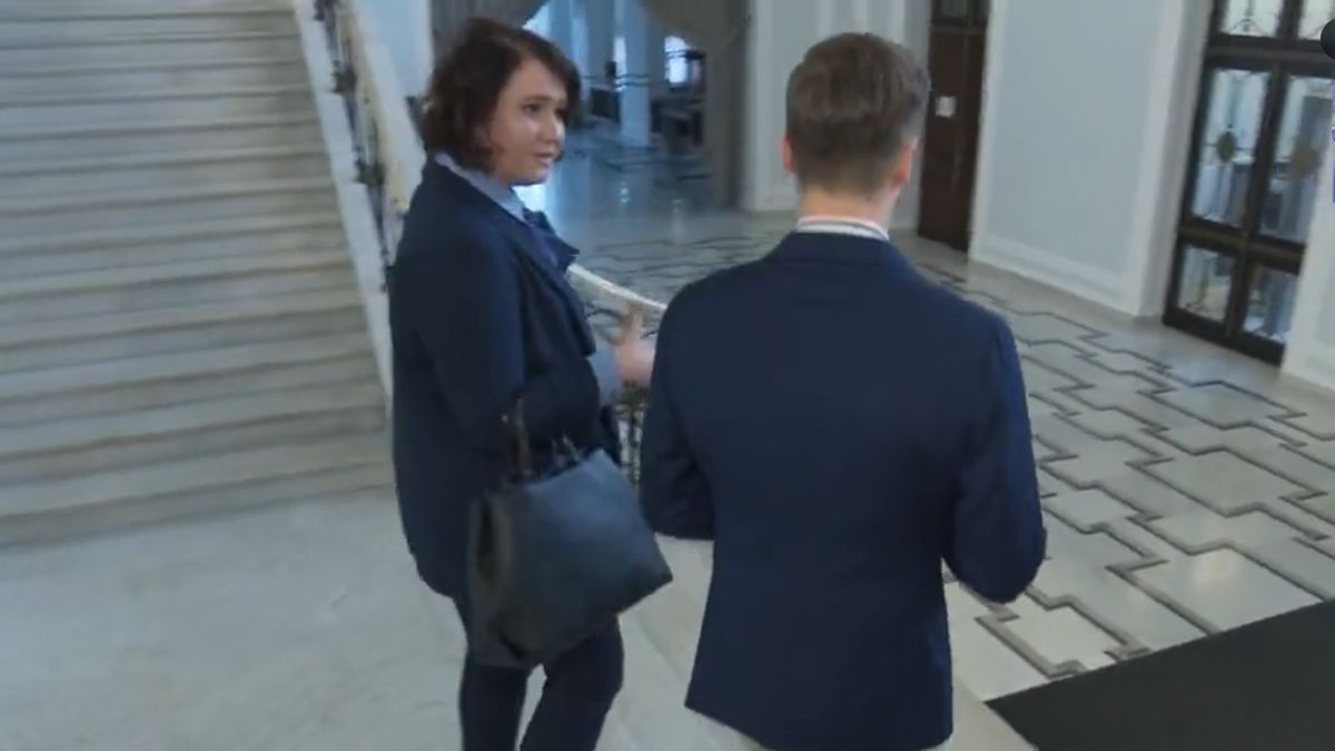Dziennikarz usiłował przekonać posłankę do kilku słów komentarza
