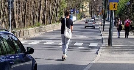 Jeżdżą, jak chcą. Policjanci przypominają o zasadach na hulajnogach