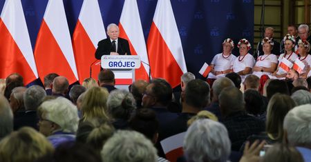 Smartfony, szparagi, straszenie. Ryzykowna misja Jarosława Kaczyńskiego