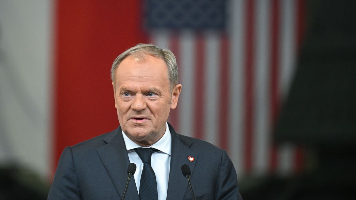 Sochaczew, 31.03.2025. Premier Donald Tusk przemawia na podpisaniu umowy międzyrządowej na dostawę elementów logistycznych i szkoleniowych dla II fazy programu Wisła, 31 bm. w Sochaczewie. (aldg) PAP/Marcin Obara