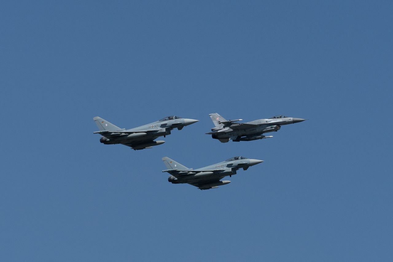 Polska poderwała myśliwce. Pilny komunikat DORSZ