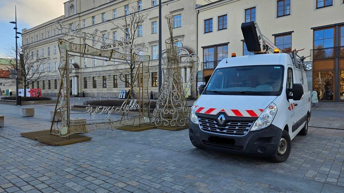 Montaż świątecznej iluminacji w Lublinie