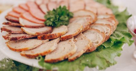 Schab gotuję tylko 10 minut. To najbardziej soczysta i aromatyczna wędlina na Wielkanoc