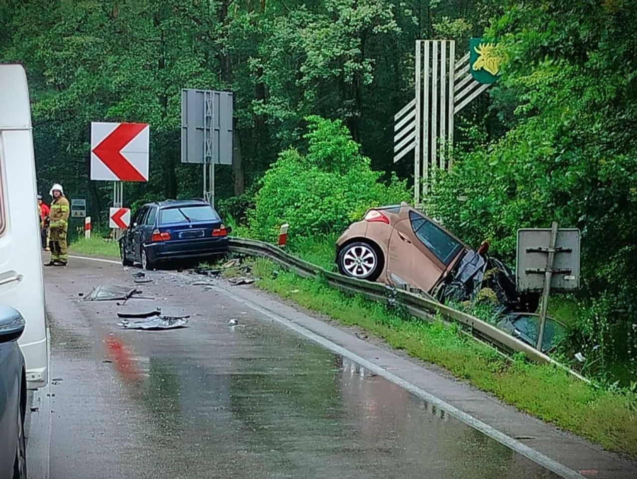 Z ciężarówki odpięła się naczepa, uderzyła w dwa auta. Zginęła kobieta