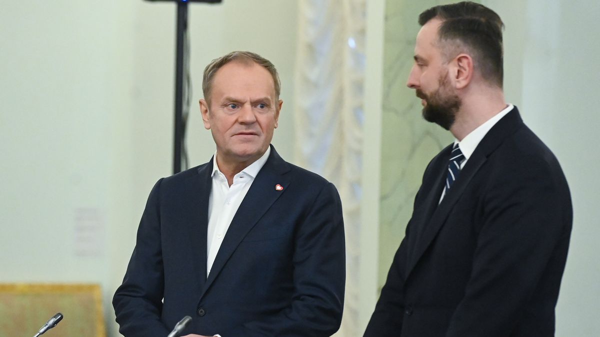 Warszawa, 24.02.2025. Premier Donald Tusk (L) i wicepremier, minister obrony narodowej Władysław Kosiniak-Kamysz (P) przed posiedzeniem Rady Bezpieczeństwa Narodowego w Pałacu Prezydenckim w Warszawie, 24 bm. Prezydent RP przedstawi informacje ze spotkań z przedstawicielami administracji amerykańskiej. Rozmowy mają też dotyczyć sytuacji geopolitycznej i kwestii Ukrainy. (sko) PAP/Piotr Nowak
