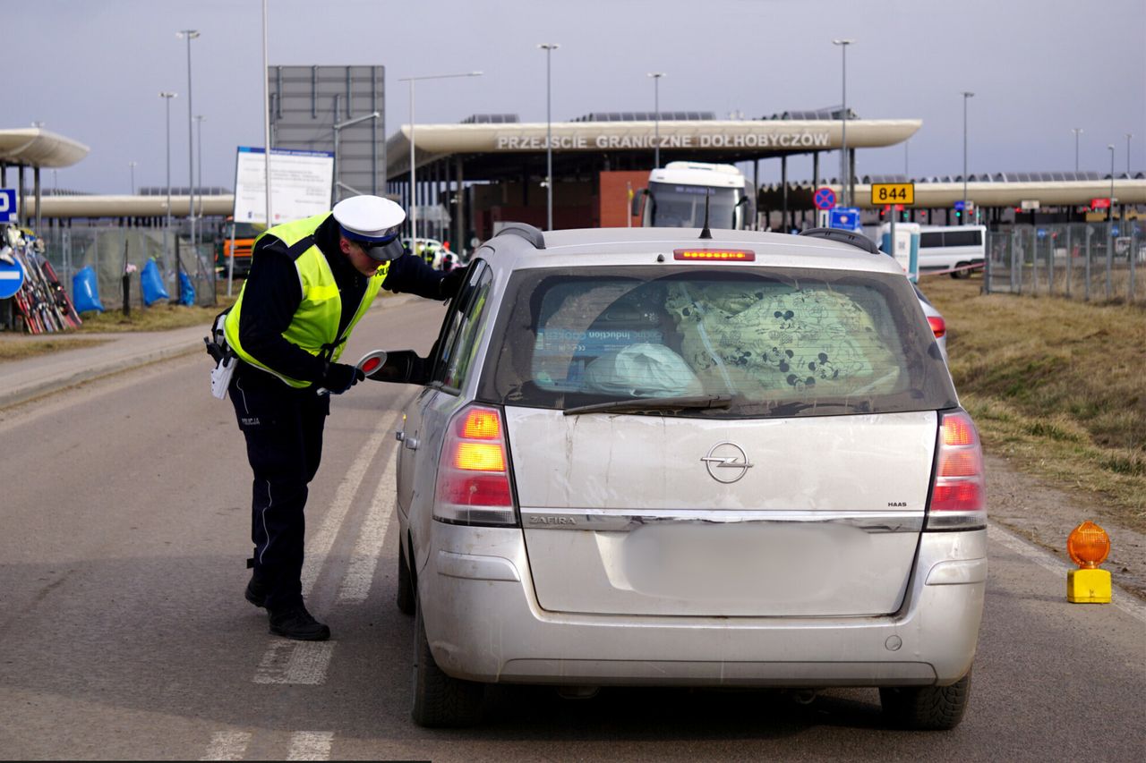 Części granatu na przejściu granicznym. Ewakuowano 19 osób