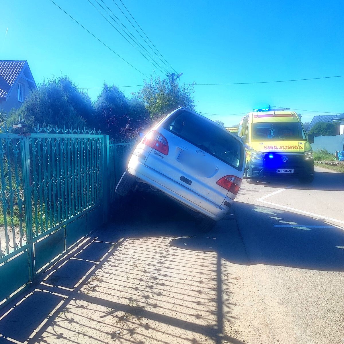 "Rozbił skradzionego Forda na ogrodzeniu. Miał blisko 3 promile i dożywotni zakaz prowadzenia".