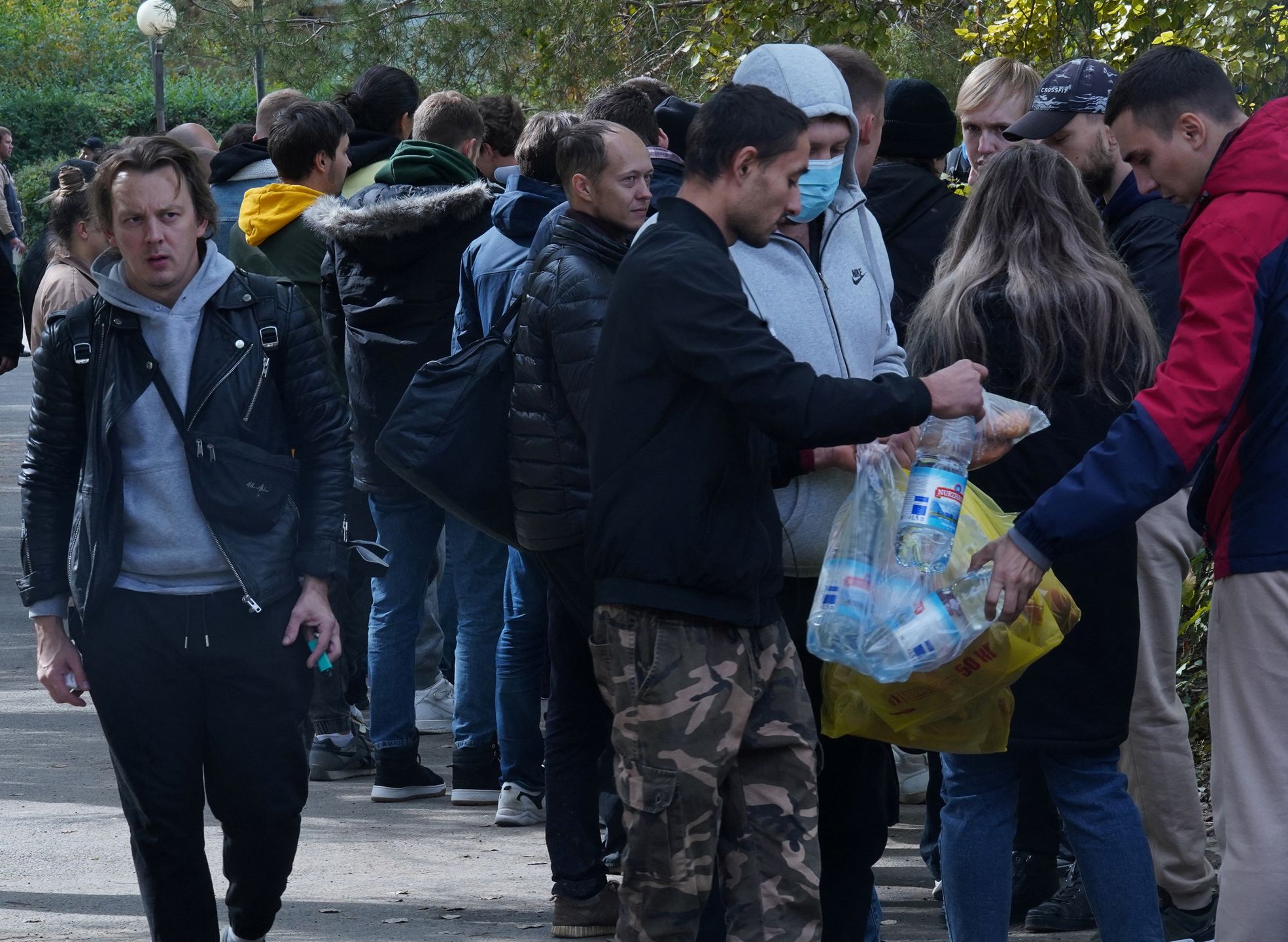 Po stronie kazachskiej od razu powstał punkt zarządzany przez wolontariuszy, którzy pomagają Rosjanom zorientować się na miejscu
