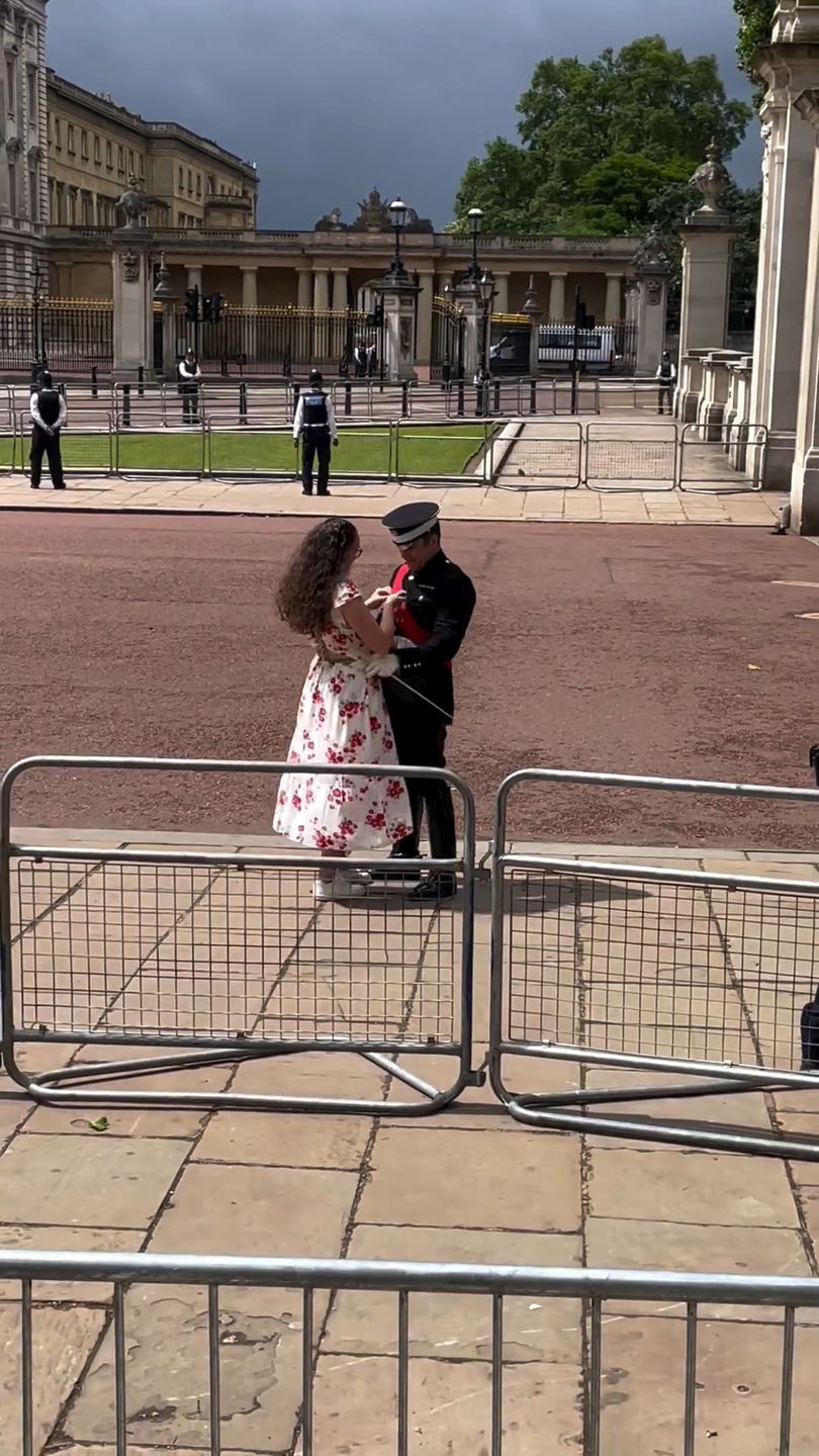 Oświadczyny przed pałacem Buckingham