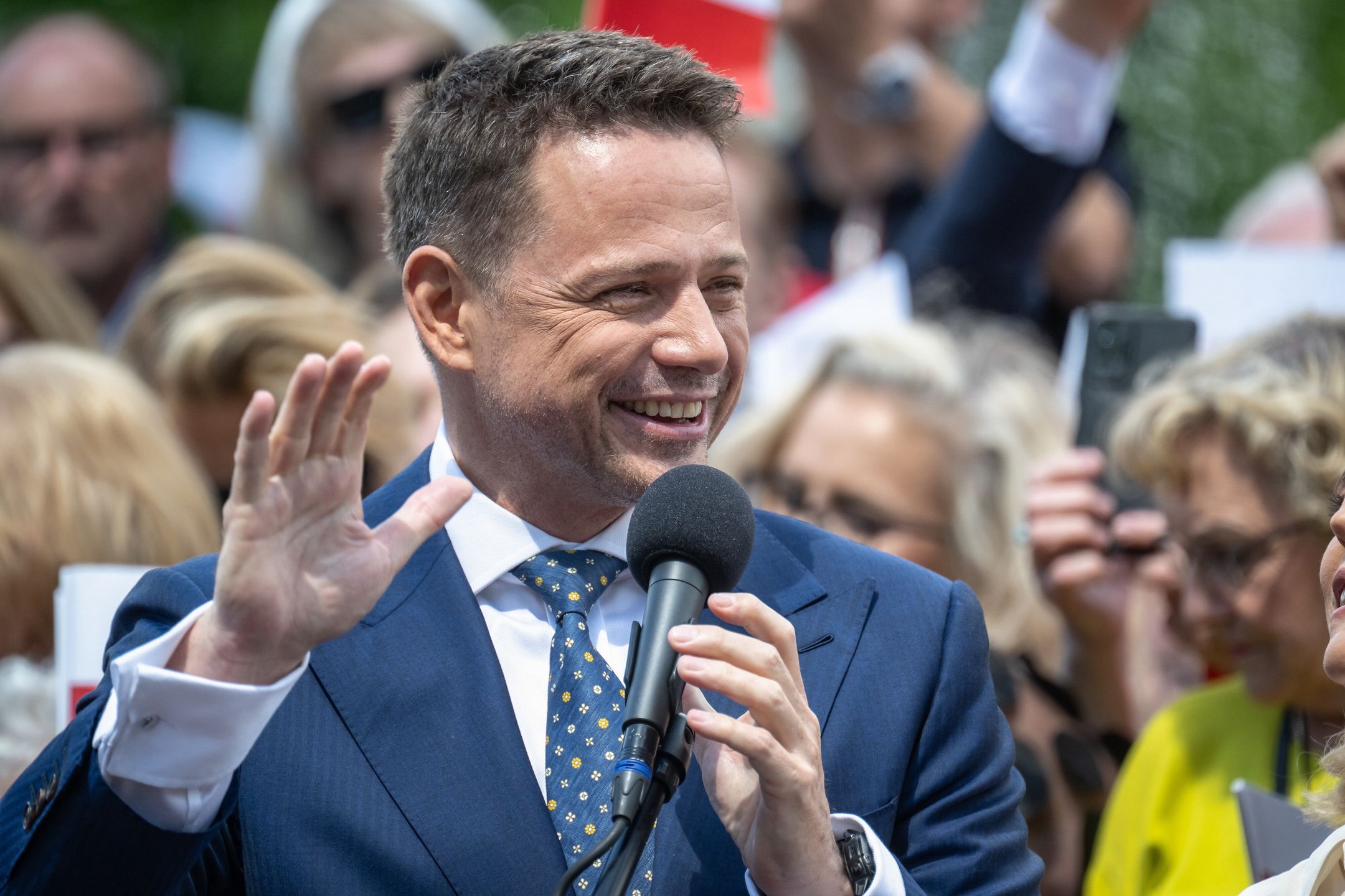 Ciechocinek, 24.05.2025. Wybory prezydenta RP - kampania przed II turą. Kandydat KO w wyborach prezydenckich, prezydent Warszawy Rafał Trzaskowski na spotkaniu z seniorami przy fontannie "Grzybek" w Ciechocinku, 24 bm. (tż/amb) PAP/Tytus Żmijewski