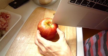 Macbook Air przydaje się w kuchni [wideo]
