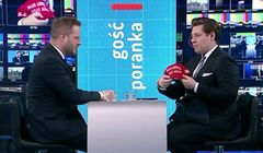 W TVP Info czapeczka "MAGA" dla posła PiS. "Za własne kupiłem"