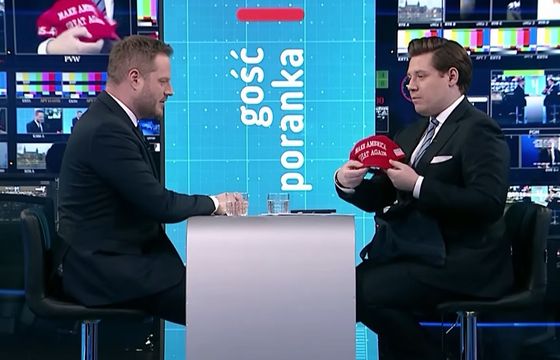 W TVP Info czapeczka "MAGA" dla posła PiS. "Za własne kupiłem"