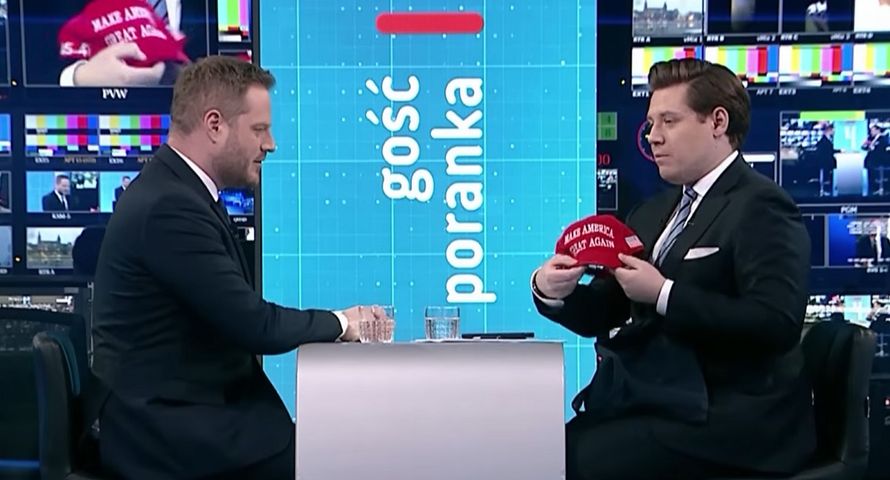 W TVP Info czapeczka "MAGA" dla posła PiS. "Za własne kupiłem"