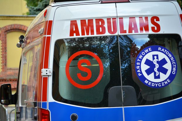 Wypadek w Cedzynie. 48-latka trafiła do szpitala po zderzeniu volkswagena z audi