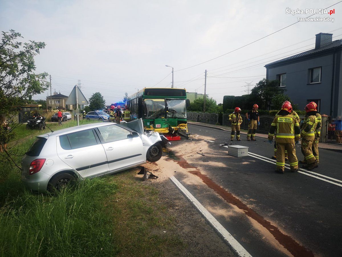 Śląskie. W zderzeniu autobusu i samochodu osobowego ucierpiała jedna osoba.