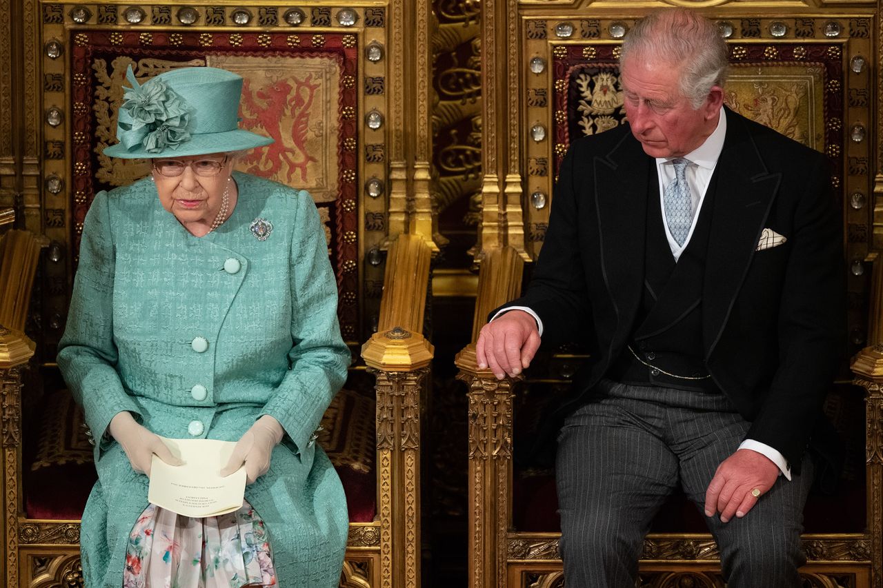 "A po co nam ta monarchia?". Całe życie czeka na koronę, czy wreszcie włoży ją na głowę?