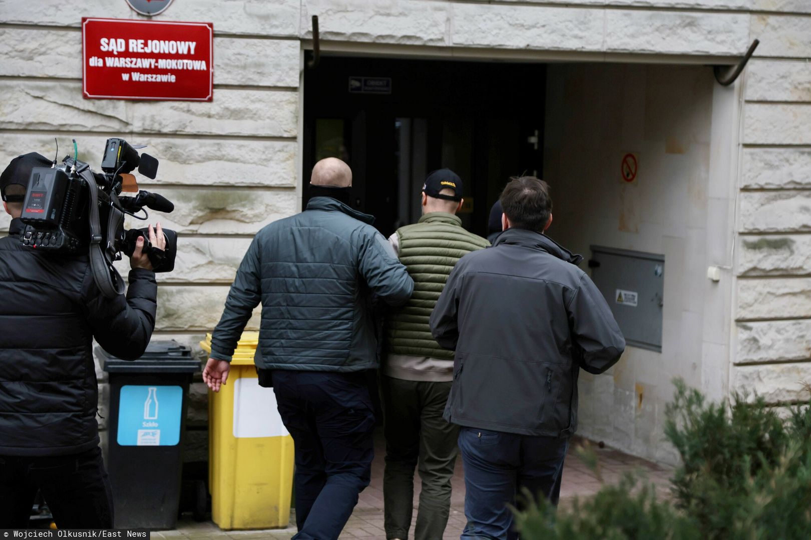 Doprowadzenia zatrzymanych w sprawie Funduszu Sprawiedliwo?ci
Fot. Wojciech Olkusnik/East News, 28.03.2024. Warszawa. Zatrzymano piec osob w zwiazku ze sprawa dotyczaca Funduszu Sprawiedliwosci. Na posiedzenie aresztowe przed Sadem Rejonowym dla Warszawy-Mokotowa doprowadzono m.in. prezesa koscielnej Fundacji Profeto, ksiedza Michala O. N/z: ksiadz Michal O. (C - zielona kurtka).
Wojciech Olkusnik