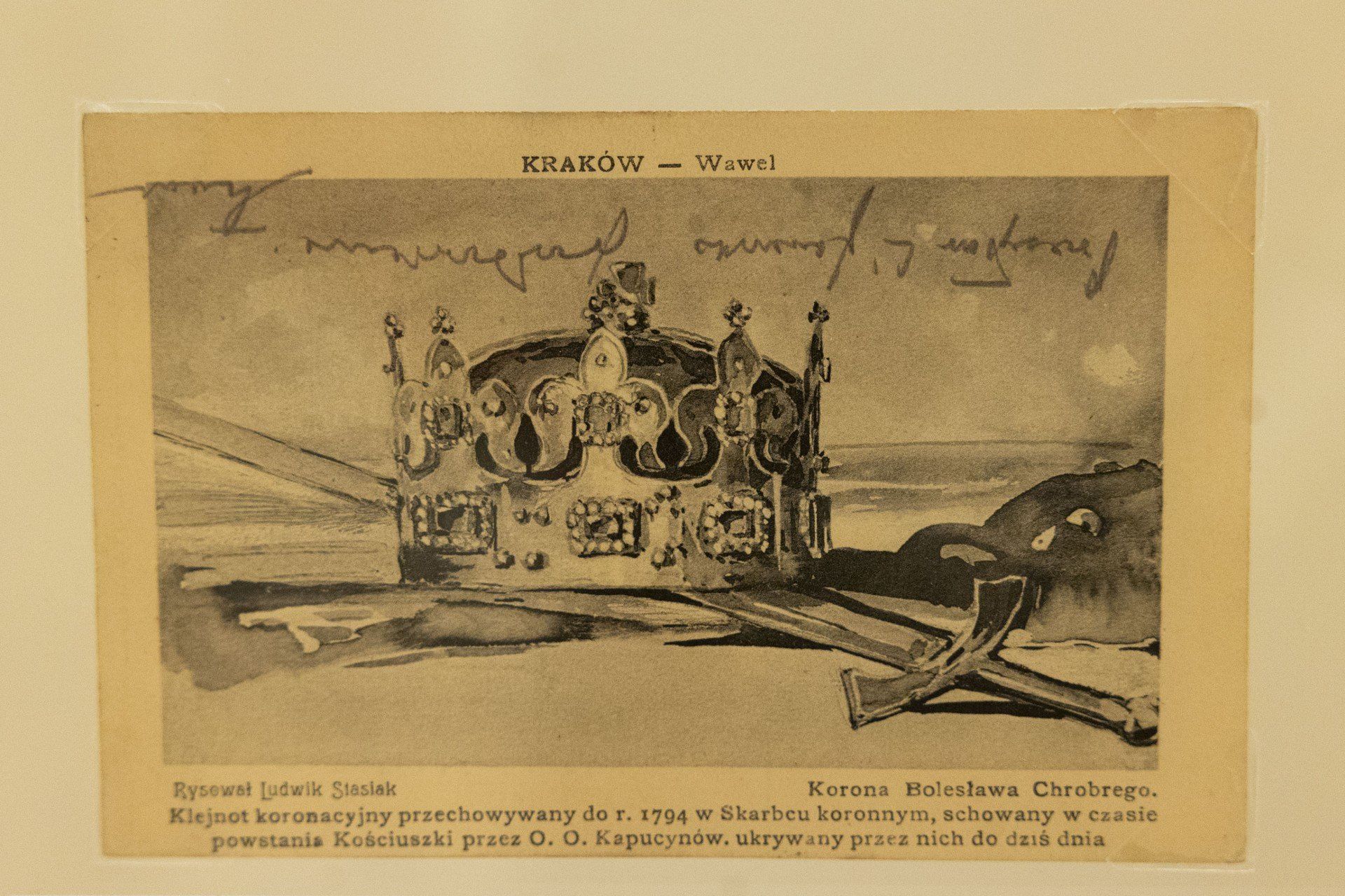 &#34;Wawel na dawnej pocztówce&#34; - nowa wystawa na wzgórzu wawelskim prezentuje nie tylko zamkowe komnaty i wawelskie plenery, pocztówki to również ślad po tych, którzy kiedyś odwiedzili to miejsce