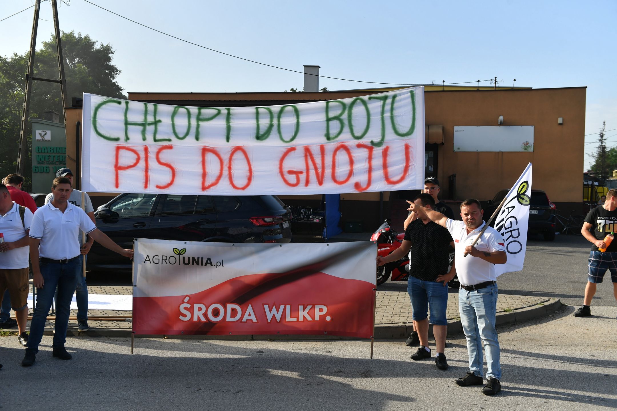 Protest Agrounii blokuje S8. Przez drogę przejeżdża około 150 traktorów i innych maszyn rolniczych. 