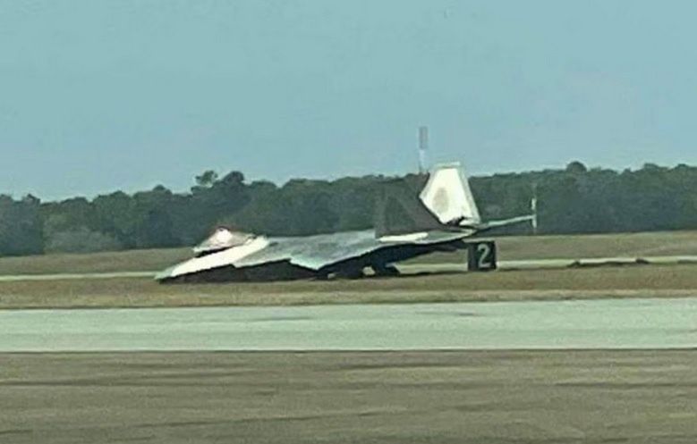 F-22 uszkodzony w 2022 r. Jego części posłużyły do naprawy egzemplarza z Alaski