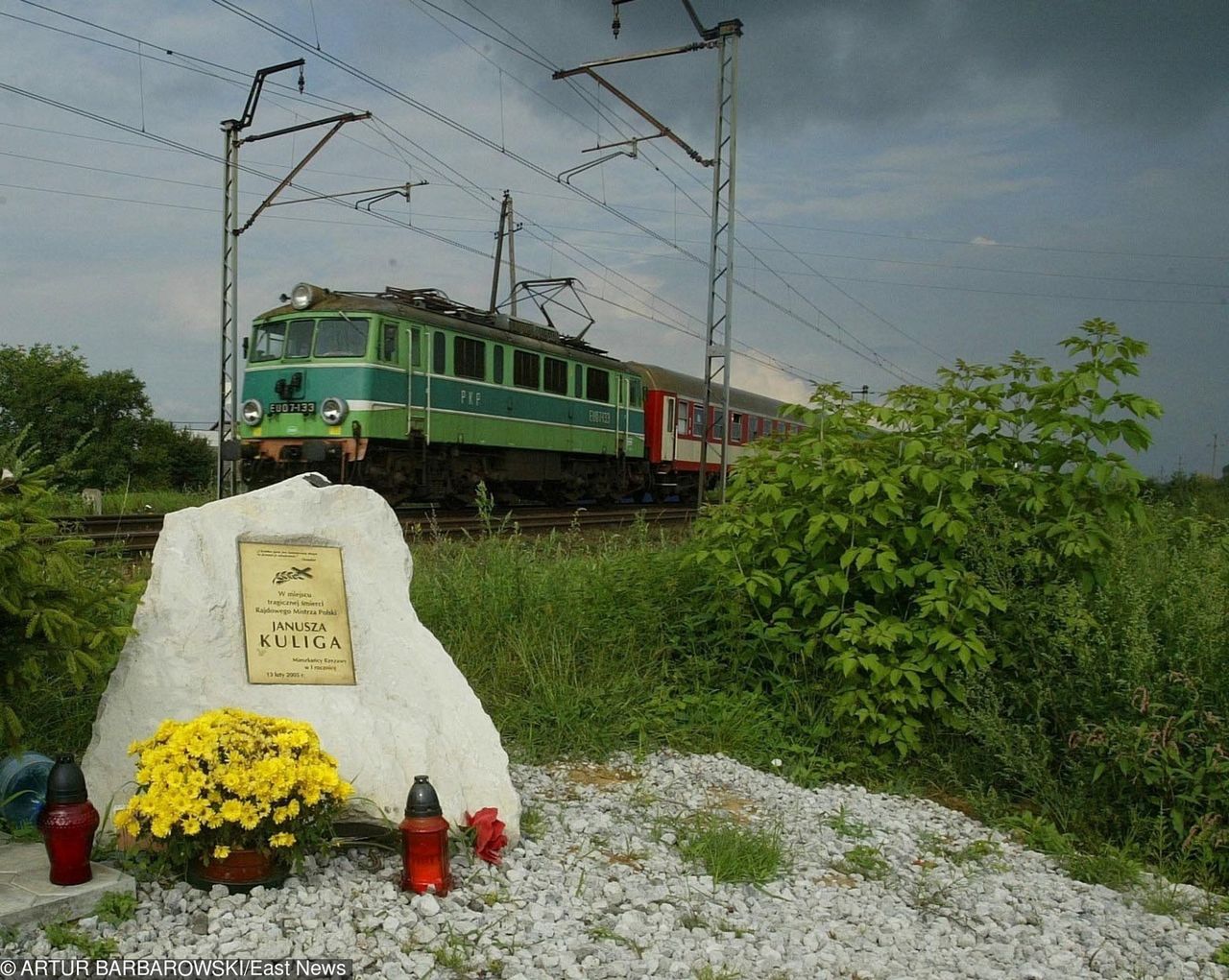 Tablica pamiątkowa odsłonięta w Rzeznawie rok po śmierci Janusza Kuliga (fot. Artur Barbarowski dla East News)