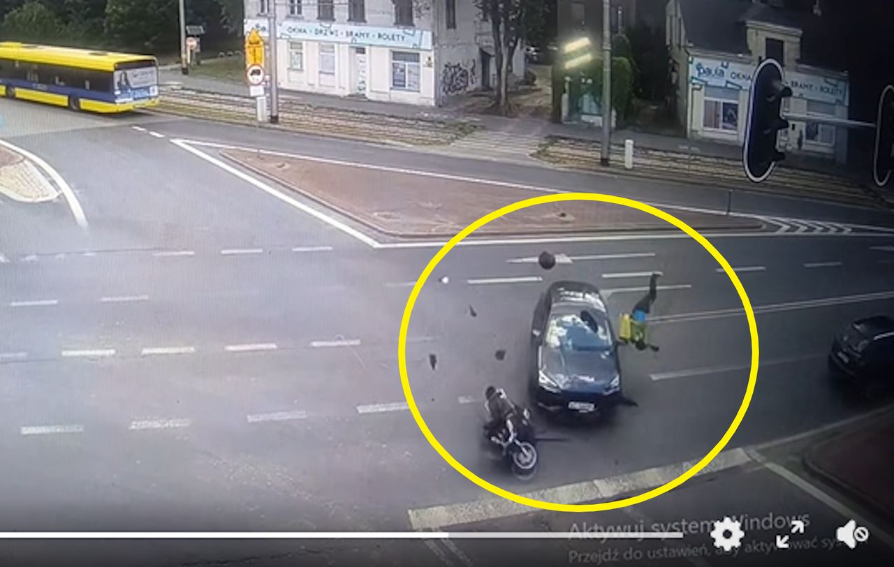 Motocyklista aż wyleciał w powietrze. Nagranie z Pabianic mrozi krew w żyłach